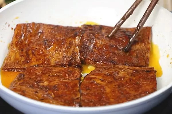 Rim sườn đến khi nước sốt cạn