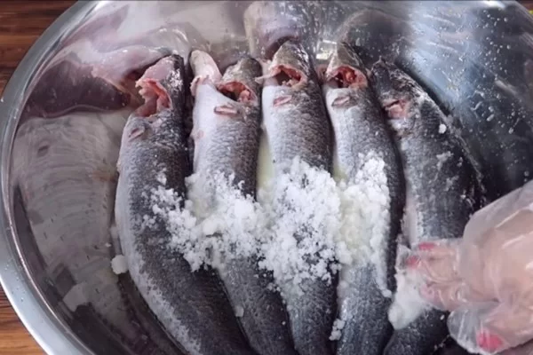 Sơ chế cá lóc với muối giúp làm sạch