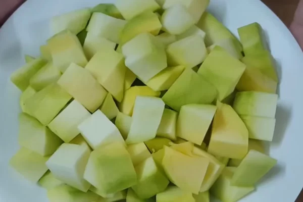 Cắt xoài thành miếng nhỏ vừa ăn