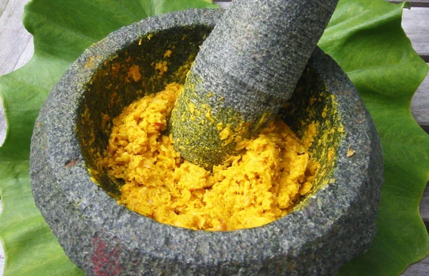 giã nghệ tươi cùng hành tím