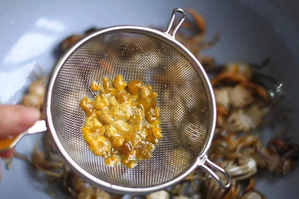 Làm thế nào để gạch cua không bị vỡ nát khi phi