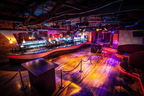 quán club rộng rãi hơn