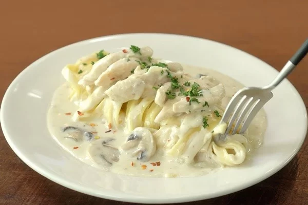 Say đắm ẩm thực Ý thì không thể bỏ qua mì Ý xốt kem