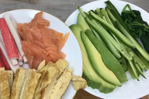Sơ chế các nguyên liệu làm nhân sushi