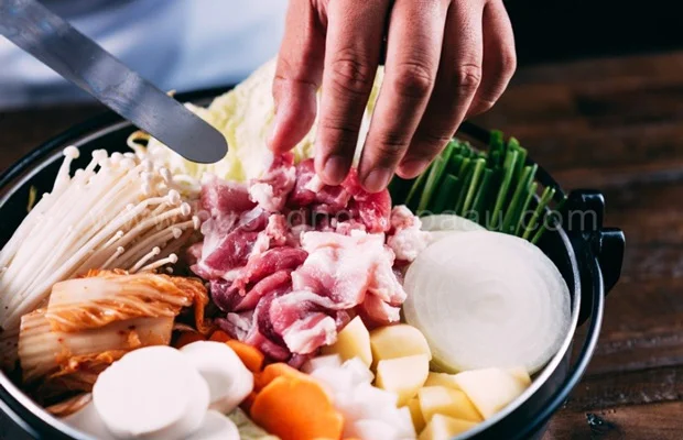 xếp tất cả các nguyên liệu vào nồi