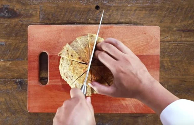 Cắt chả cá chiên