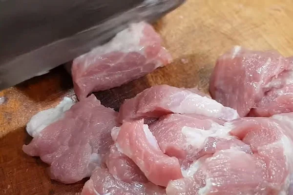 Cắt thịt thành miếng dày