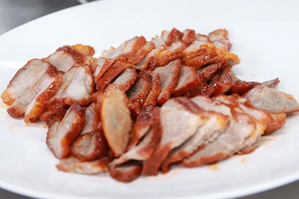 Cắt thịt xá xíu bằng miếng vừa ăn