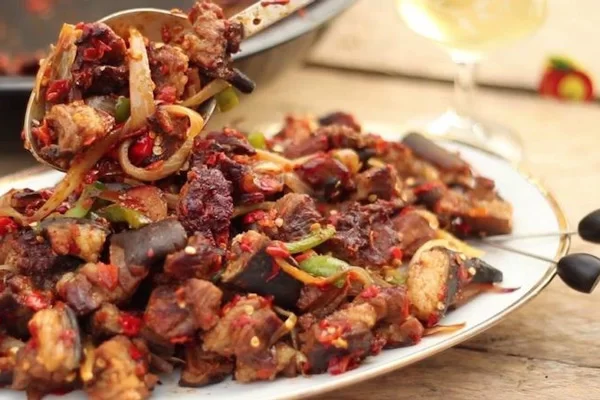 Dê Xào Sa Tế Nên Nấu Trên Lửa Lớn Hay Nhỏ