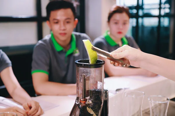 ép ổi lấy nước cốt