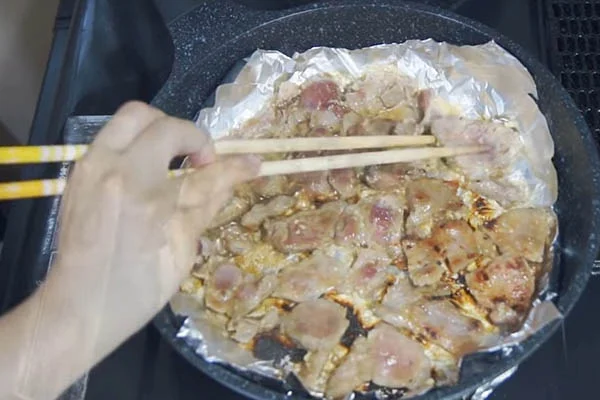 Lót giấy bạc lên chảo