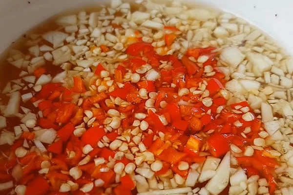 Nước mắm ăn cùng chua ngọt