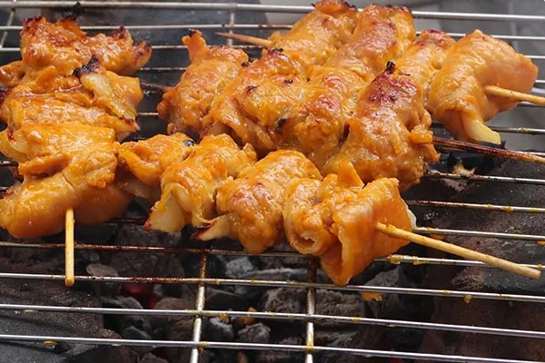 Nướng thịt trên bếp than hoa