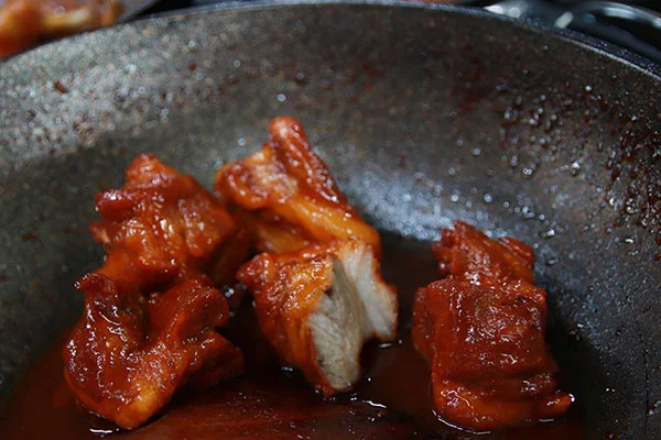 Rim cho đến khi xốt sánh sệt lại