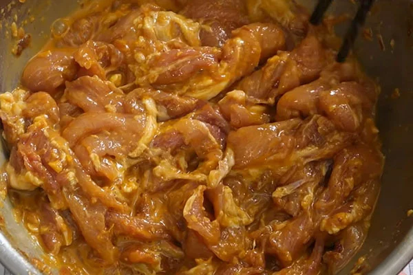 Ướp thịt cùng các loại gia vị