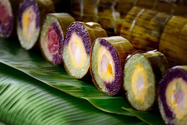 Bánh tét lá cẩm