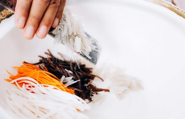 cắt nhỏ các loại nguyên liệu của phần nhân