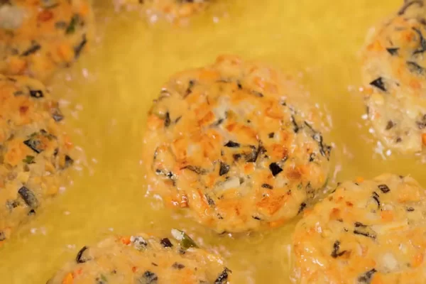 Chiên cho chả chín vàng đều các mặt là được.