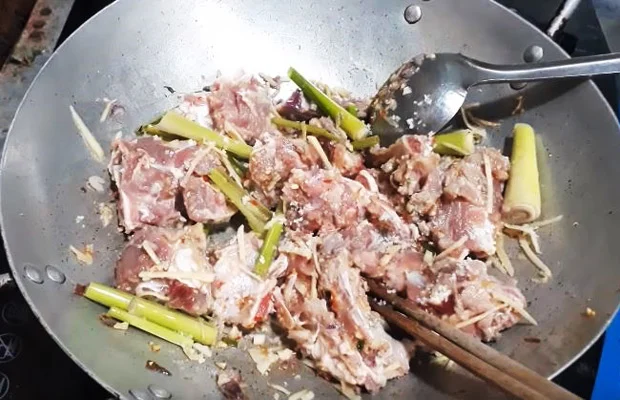 Xào thịt dê trên bếp xào thịt dê trên bếp