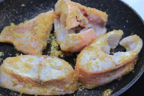 Áp chảo các mặt của miếng cá