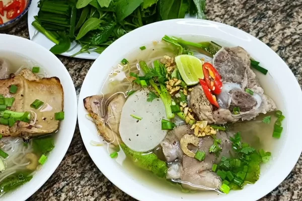 Hủ tiếu giò heo ăn kèm với những loại rau gì?