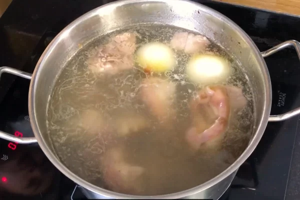 Nấu nước dùng hủ tiếu giò heo