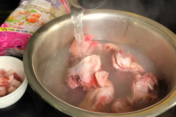 Rửa sạch xương ống hoặc sườn heo và giò heo