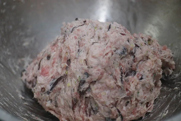 Trộn đều thịt heo với các nguyên liệu