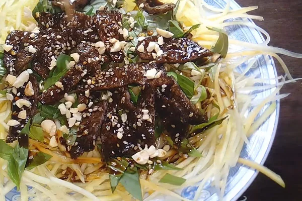 Cho đu đủ ra dãi rưới xốt trộn gỏi,