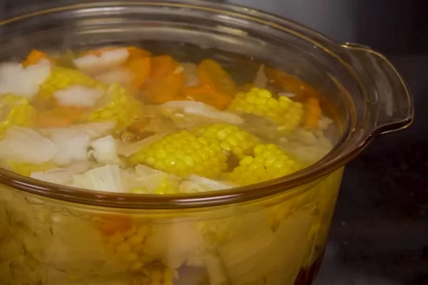 Nước lèo hủ tiếu chay nấu từ các loại rau củ