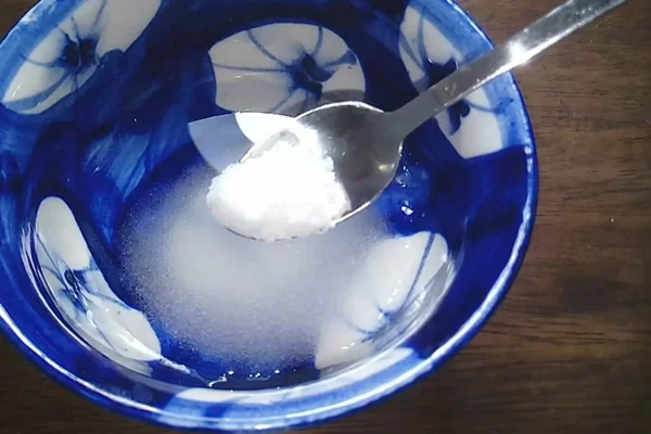 Nước xốt giấm, đường, muối trộn cùng gỏi.