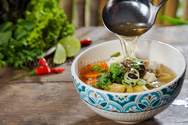 Trộn sợi hủ tiếu với nước hành boa rô ph