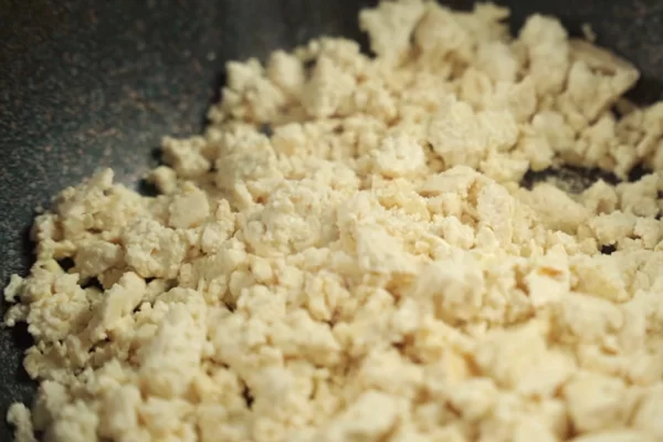 Xào cho đậu hũ săn lại