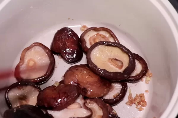 Xào nấm bào ngư với gừng để xử lý mùi