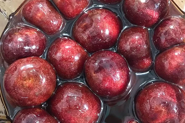 Mận mua về rửa sạch, gọt vỏ