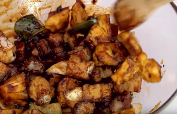 Trộn đều để các nguyên liệu thấm gia vị