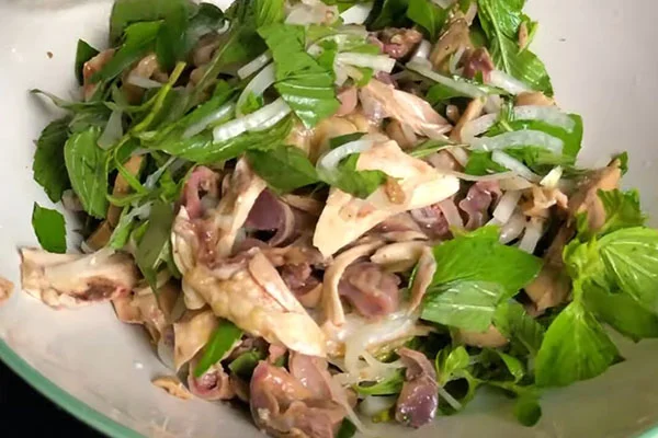 Trộn đều gà và lòng với các gia vị và rau