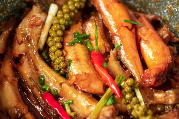 Cá bóng trứng kho tiêu