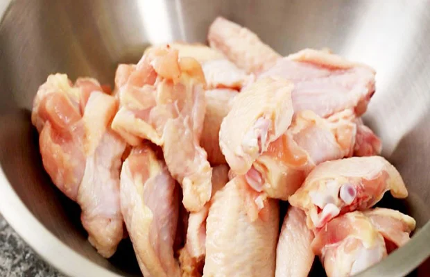 Chặt gà thành miếng vừa ăn chặt gà thành miếng vừa ăn