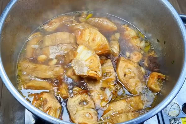 Kho cho đến khi mít thấm gia vị, nước sánh lại.