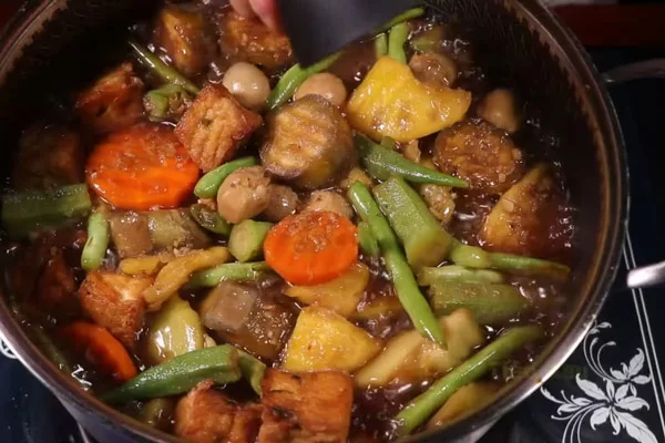 Kho cho đến khi nước sánh, sệt lại