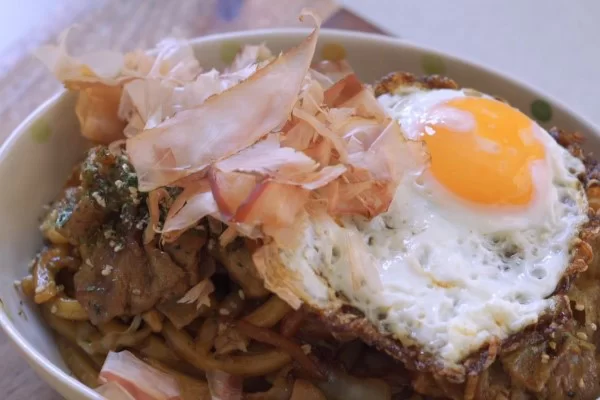 Mì udon xào thưởng thức cùng trứng ốp la