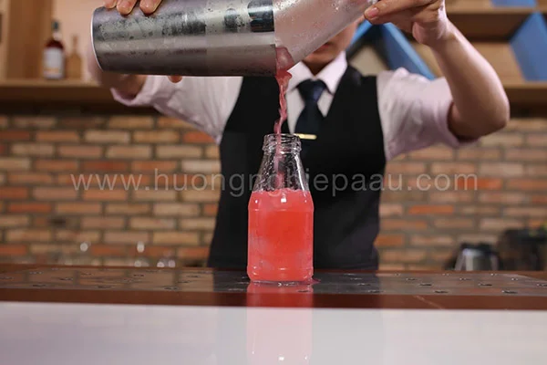 Nước ép đựng trong bình thủy tinh