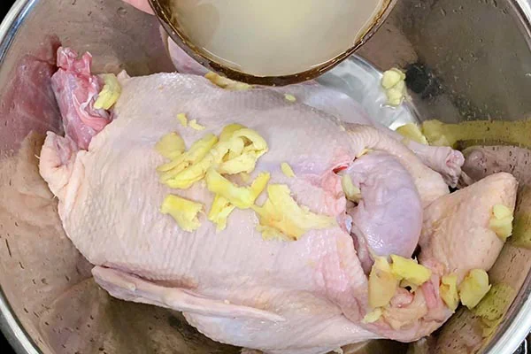 Rửa vịt cùng gừng muối