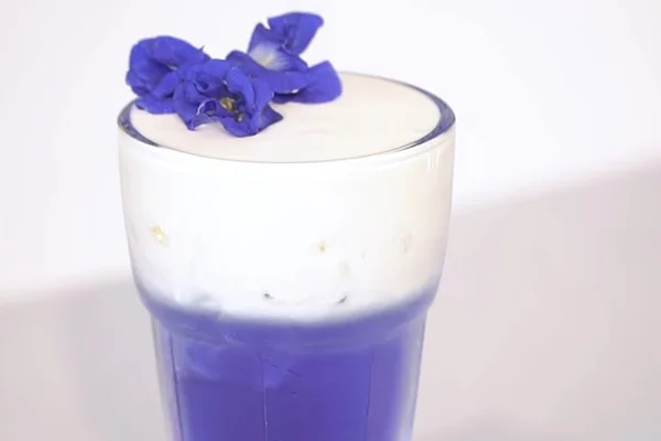 Trang trí trà hoa đậu biếc macchiato