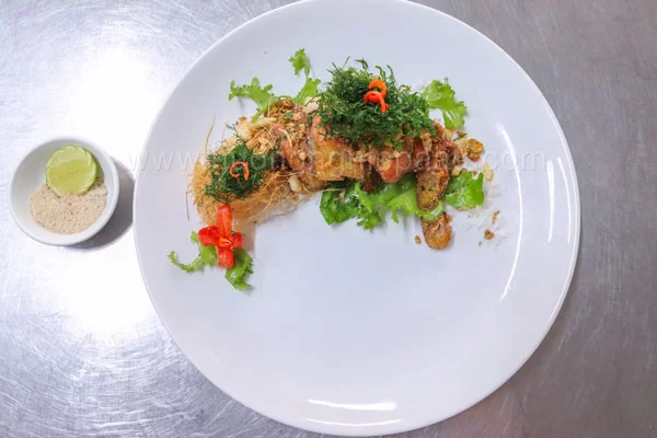 trình bày gà rang muối ra đĩa