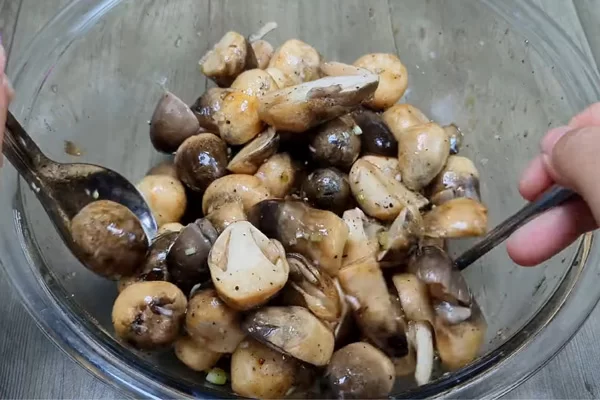 Ướp nấm cùng các loại gia vị cho thấm