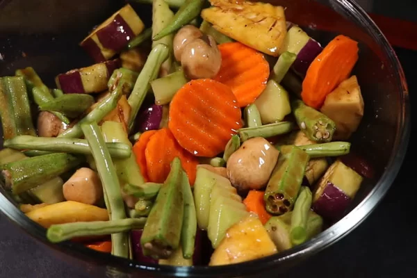 Ướp rau củ cùng các loại gia vị