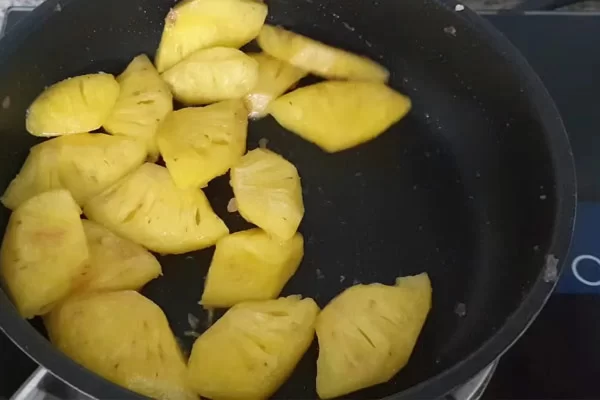 Xào thơm cùng đường và muối.