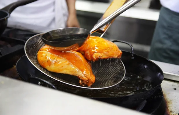 Xối dầu liên tục lên gà xối dầu liên tục lên gà